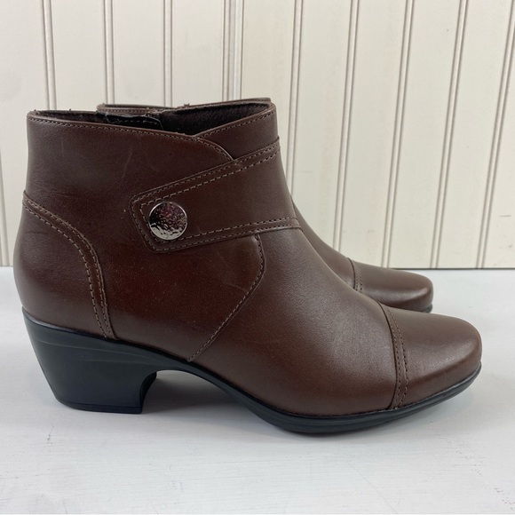 Clarks Women’s Brown Leather Zip Up Comfort Sole Approx 2” Heel Ankle Boots Sz 8 - Picture 2 of 12